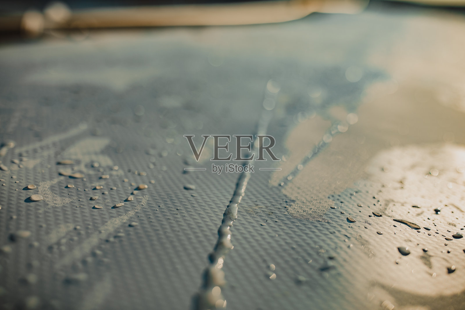 PVC和TPO膜屋顶上的水照片摄影图片