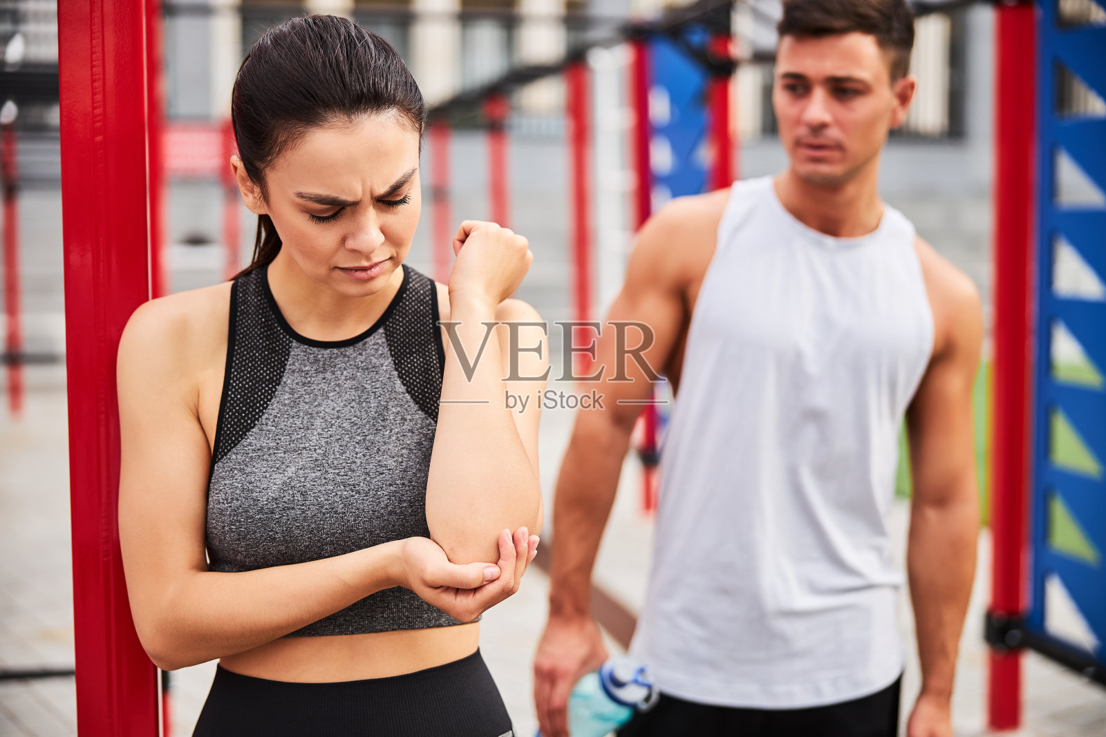一名年轻女子在和男友训练时受伤照片摄影图片