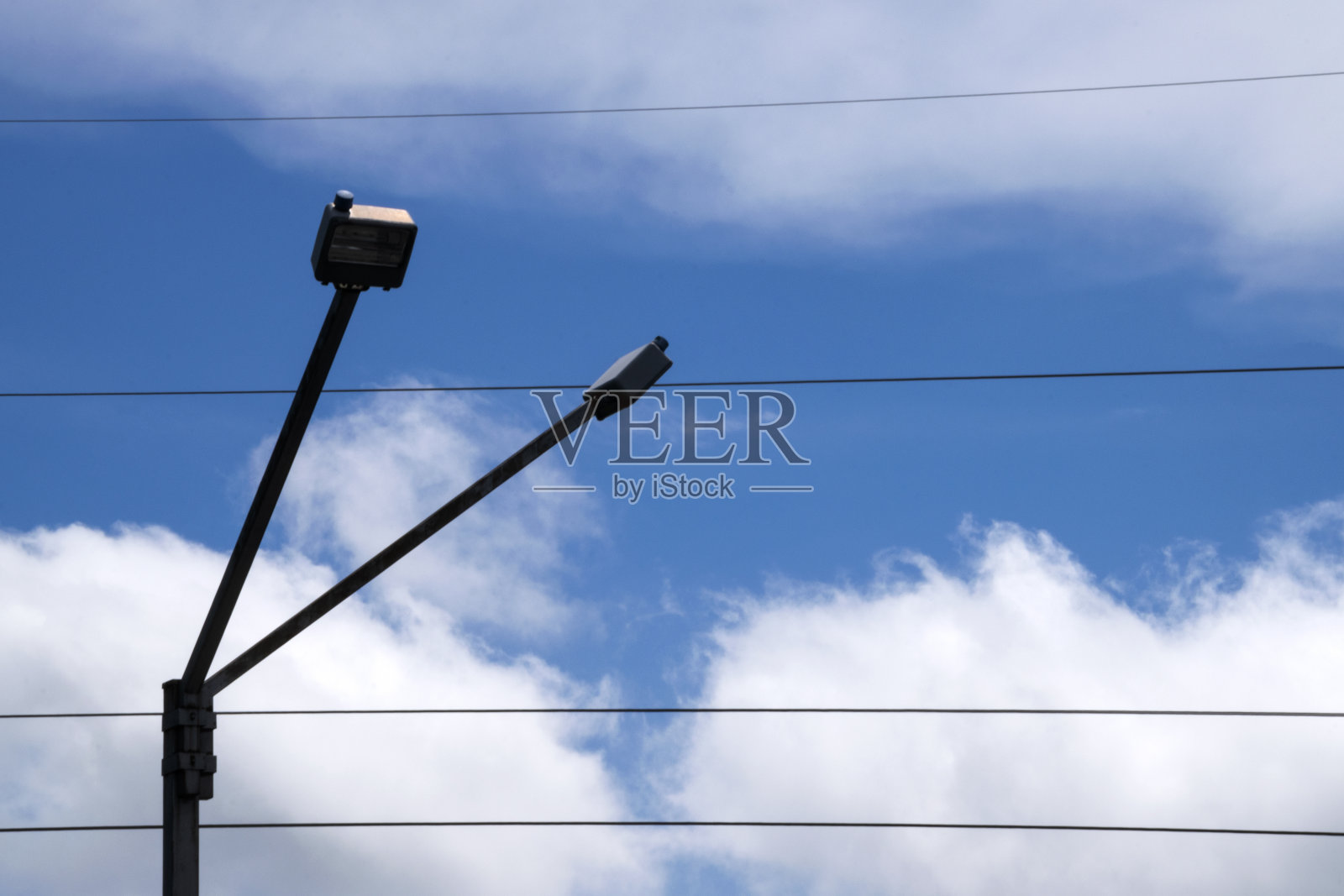 公共照明灯对抗蓝天背景与自然光。照片摄影图片