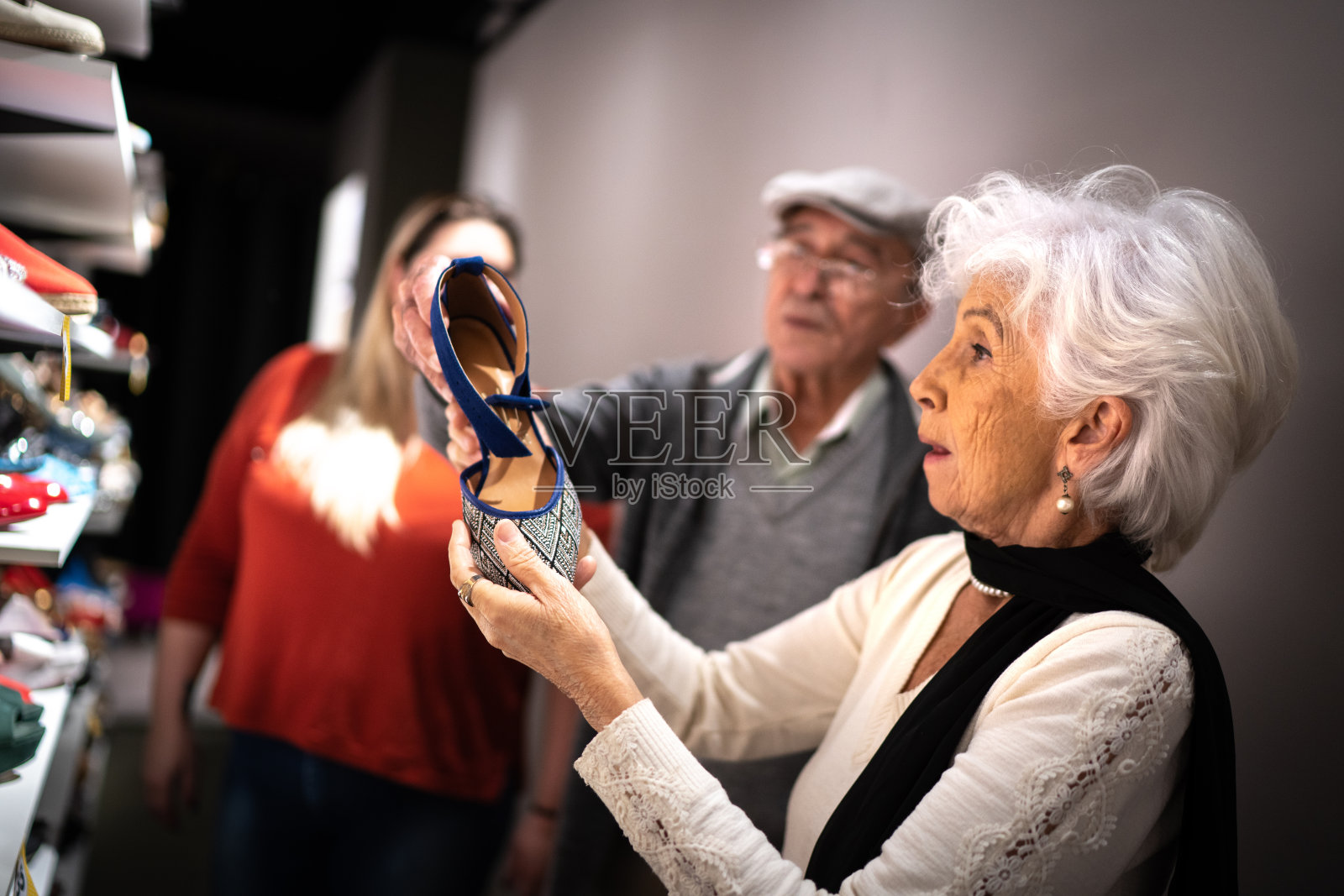 一对老年夫妇在旧货店买鞋照片摄影图片