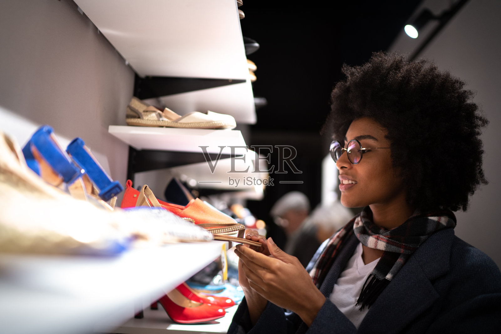 年轻女子在买鞋照片摄影图片