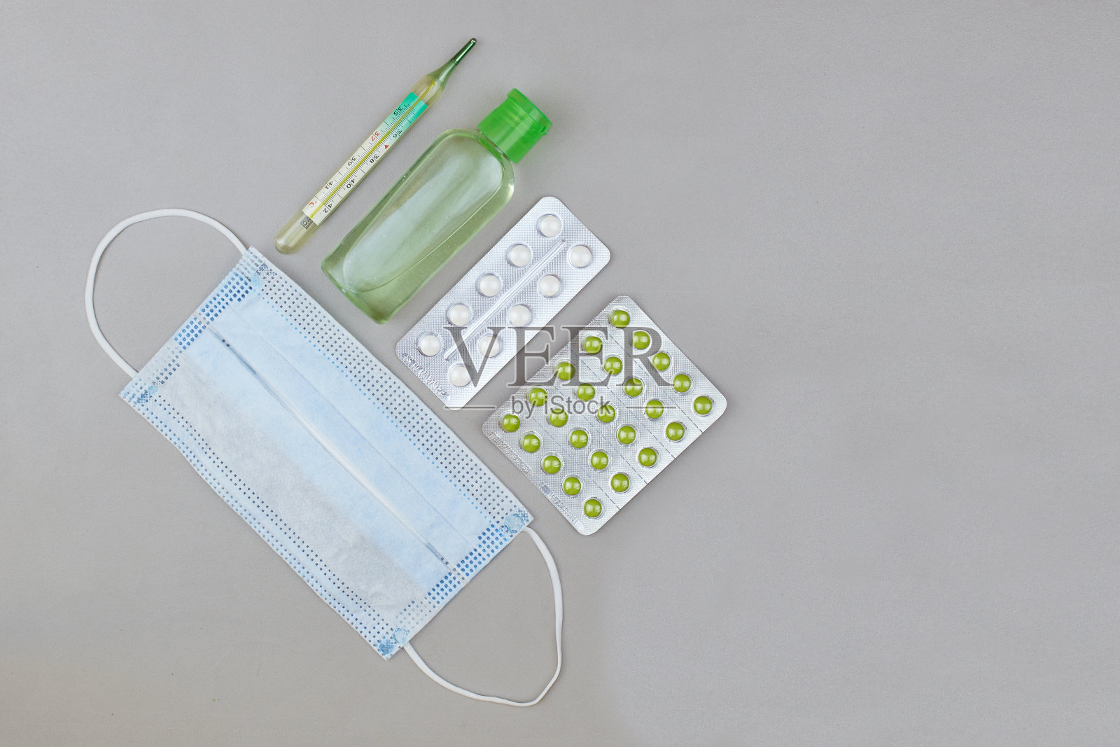 药片，药物，温度计，医用口罩和消毒凝胶照片摄影图片