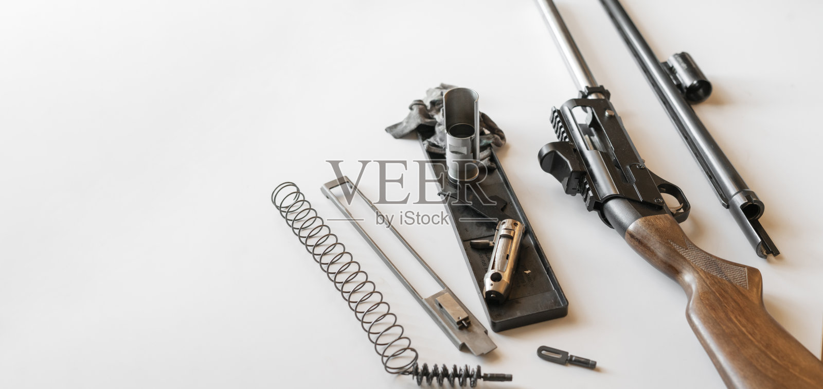 经典的木制和金属狩猎武器步枪拆卸零件和细节照片摄影图片