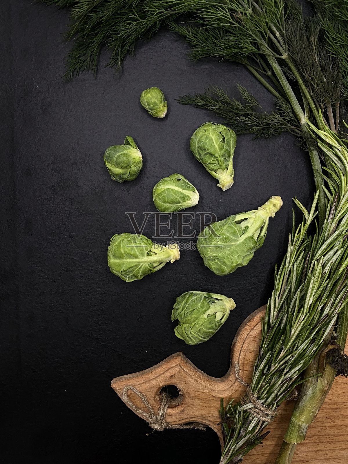 桌上有新鲜的绿色球芽甘蓝和多汁的绿色蔬菜。素食主义的概念。照片摄影图片