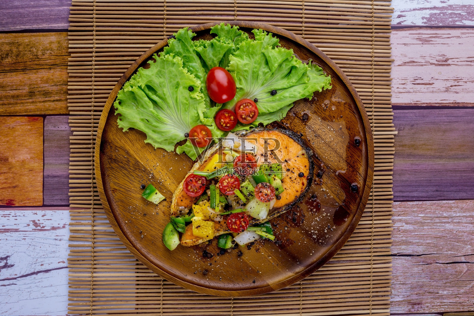 黑胡椒炒三文鱼照片摄影图片