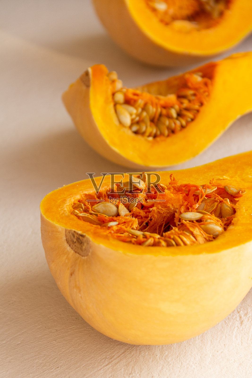 新鲜的有机南瓜切成块，背景是浅混凝土照片摄影图片