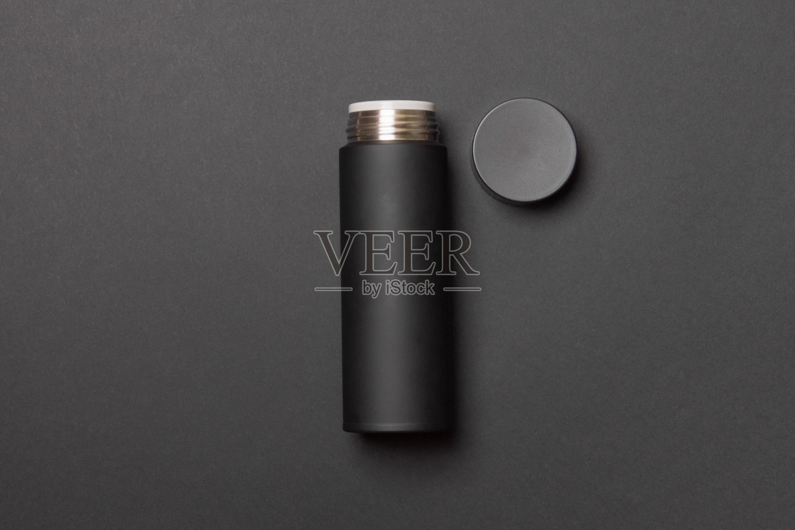 黑色保温杯，黑色背景上有开盖照片摄影图片