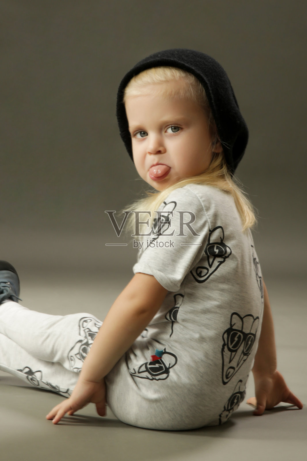 在灰色背景下拍摄的3岁时尚小孩照片摄影图片