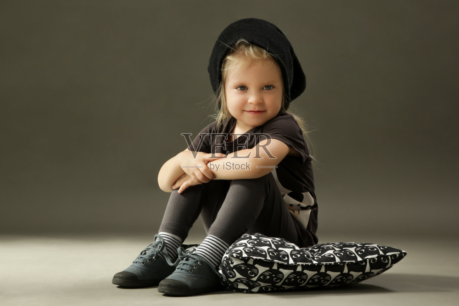 在灰色背景下拍摄的3岁时尚小孩照片摄影图片