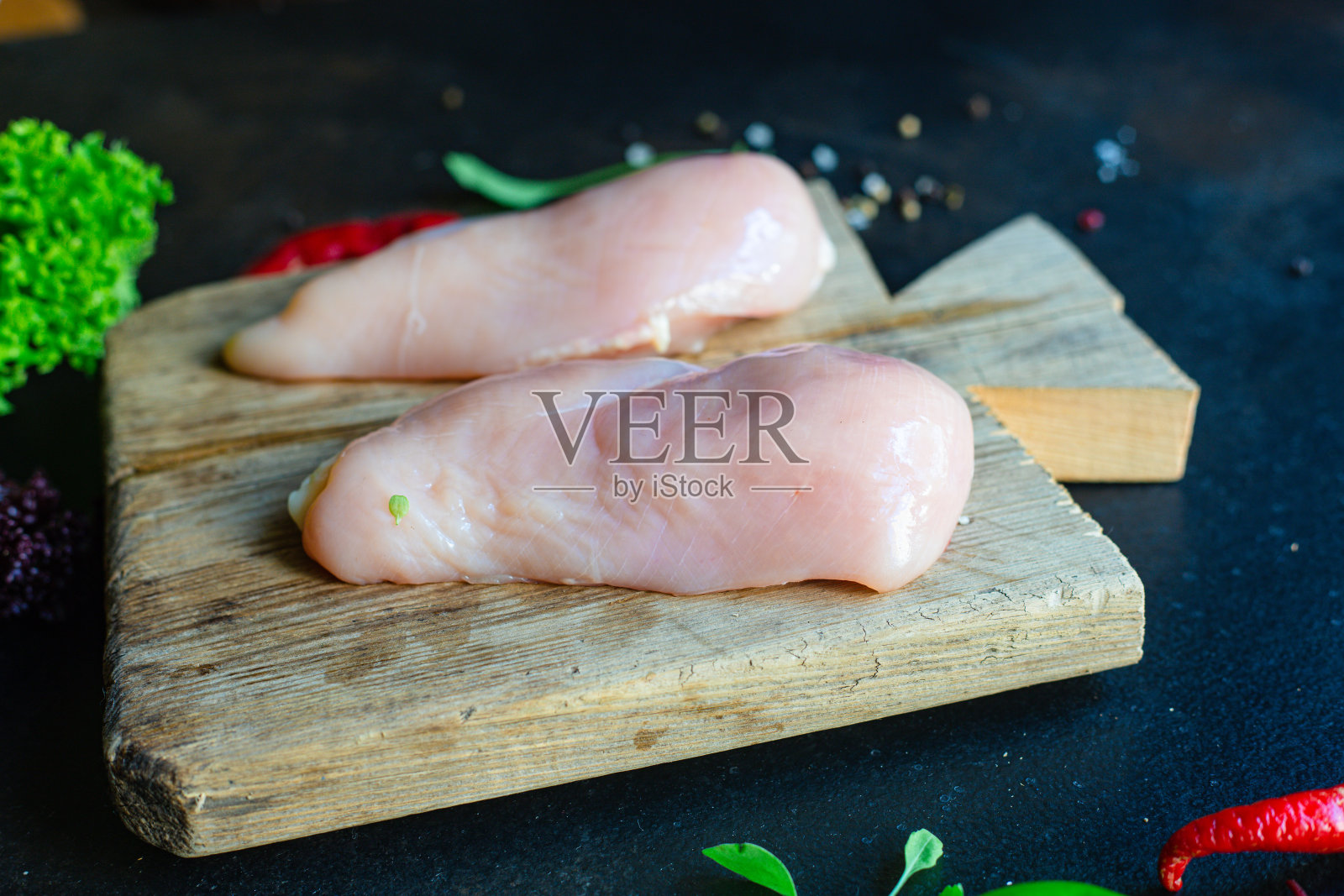 鲜嫩的鸡胸肉在切菜板桌上上方查看，复制空间为文字生酮或旧石器饮食食物背景质朴照片摄影图片