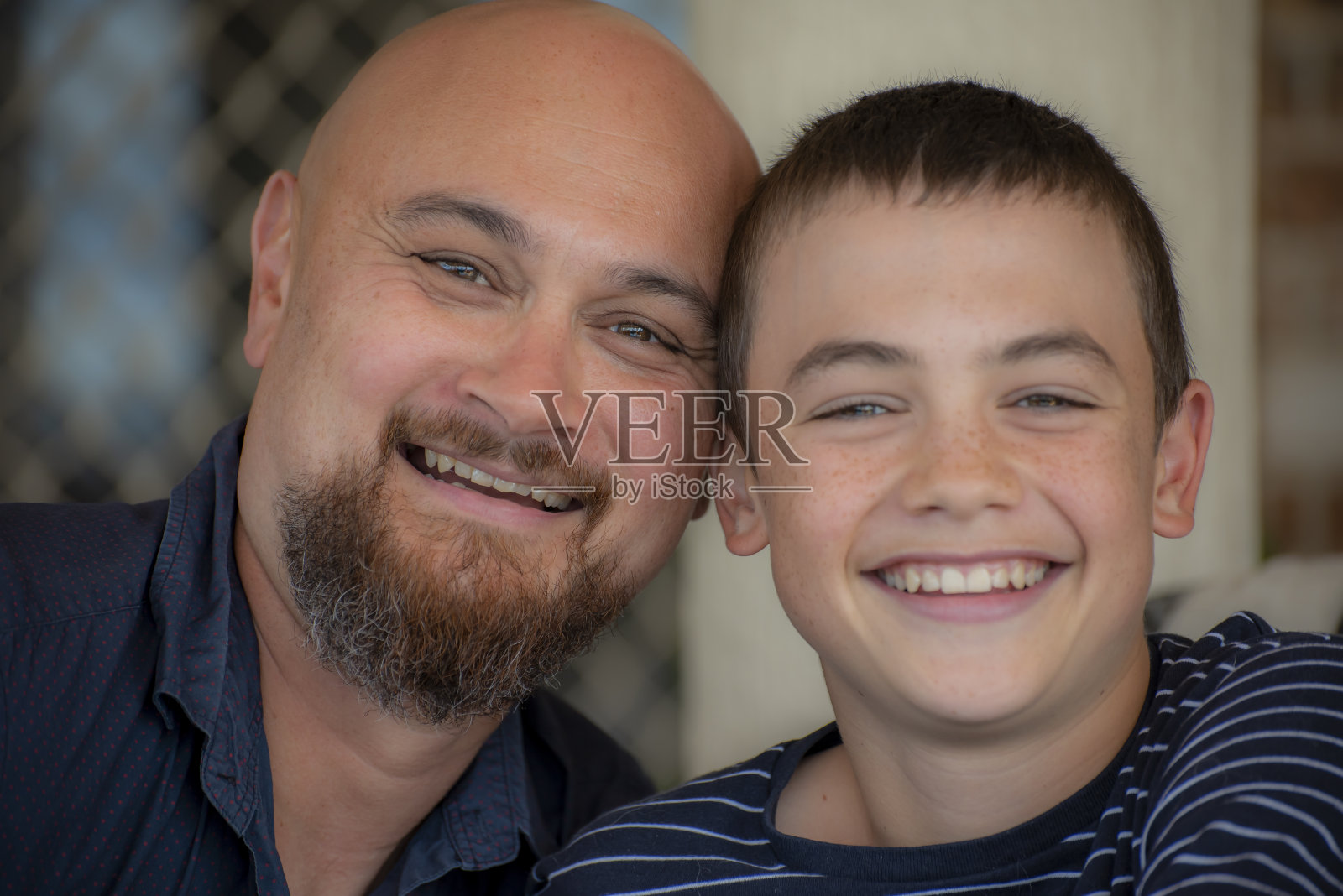 父亲的一天。父亲和儿子享受在一起的时光。照片摄影图片