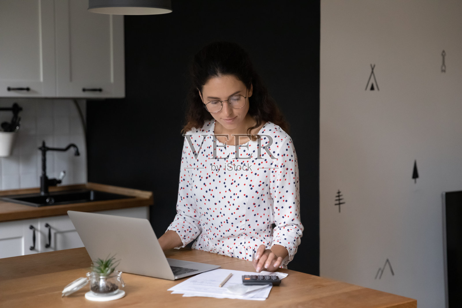 年轻女子在家厨房管理家庭财务照片摄影图片