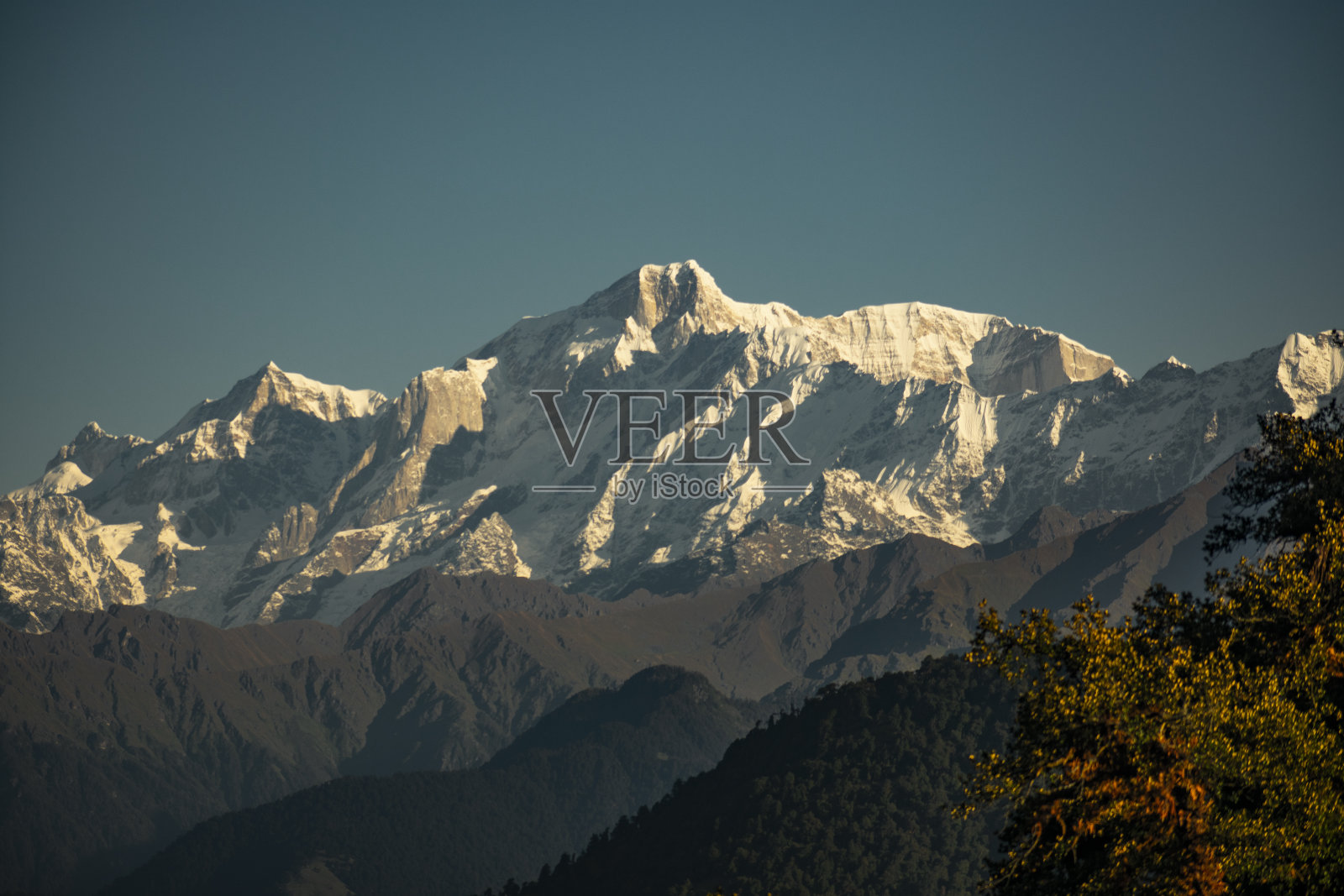 10月的一个早晨，北阿坎德邦的乔波塔山谷的kedarnath峰和其他山峰照片摄影图片