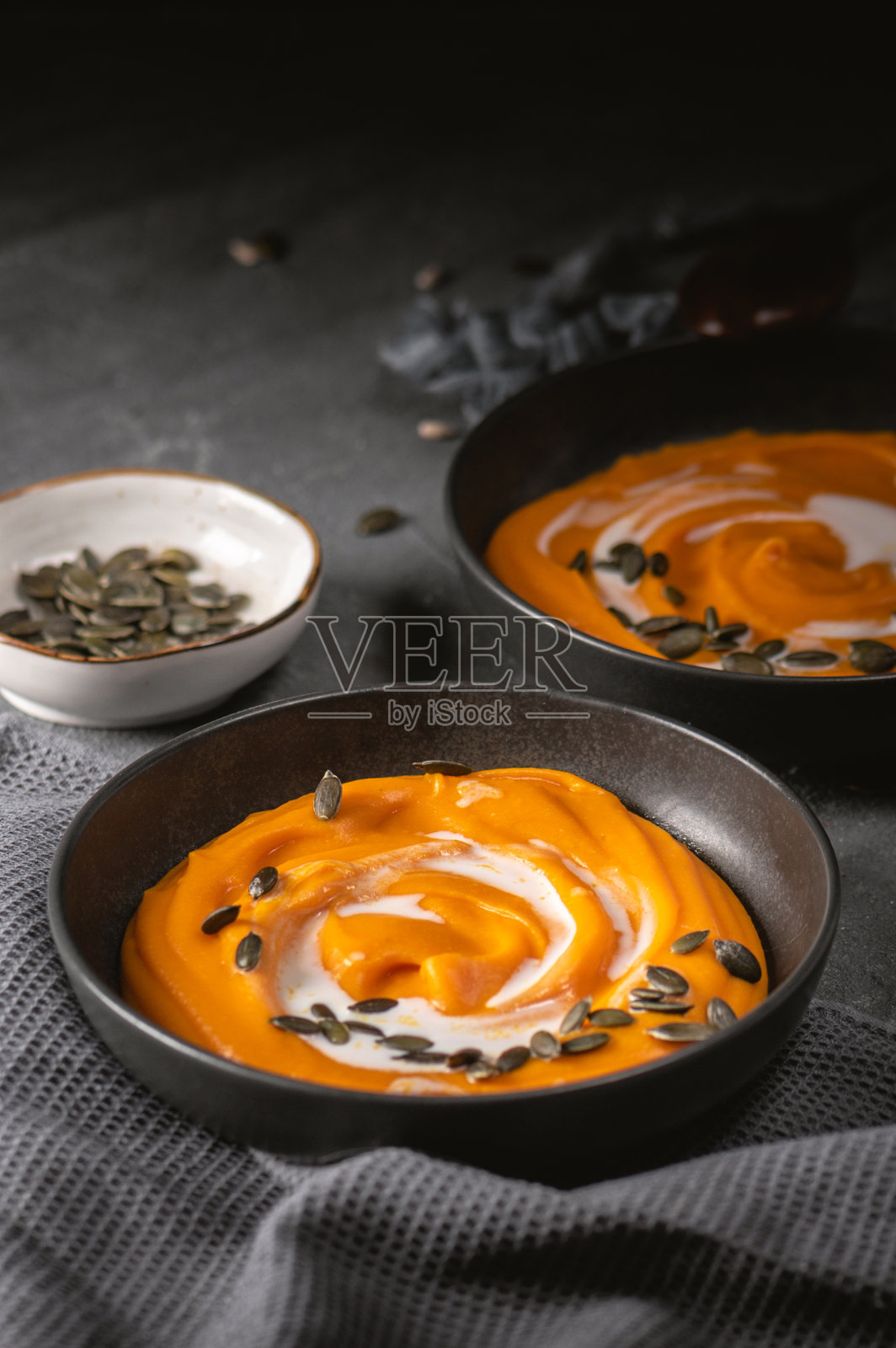 素食秋南瓜籽奶油汤照片摄影图片