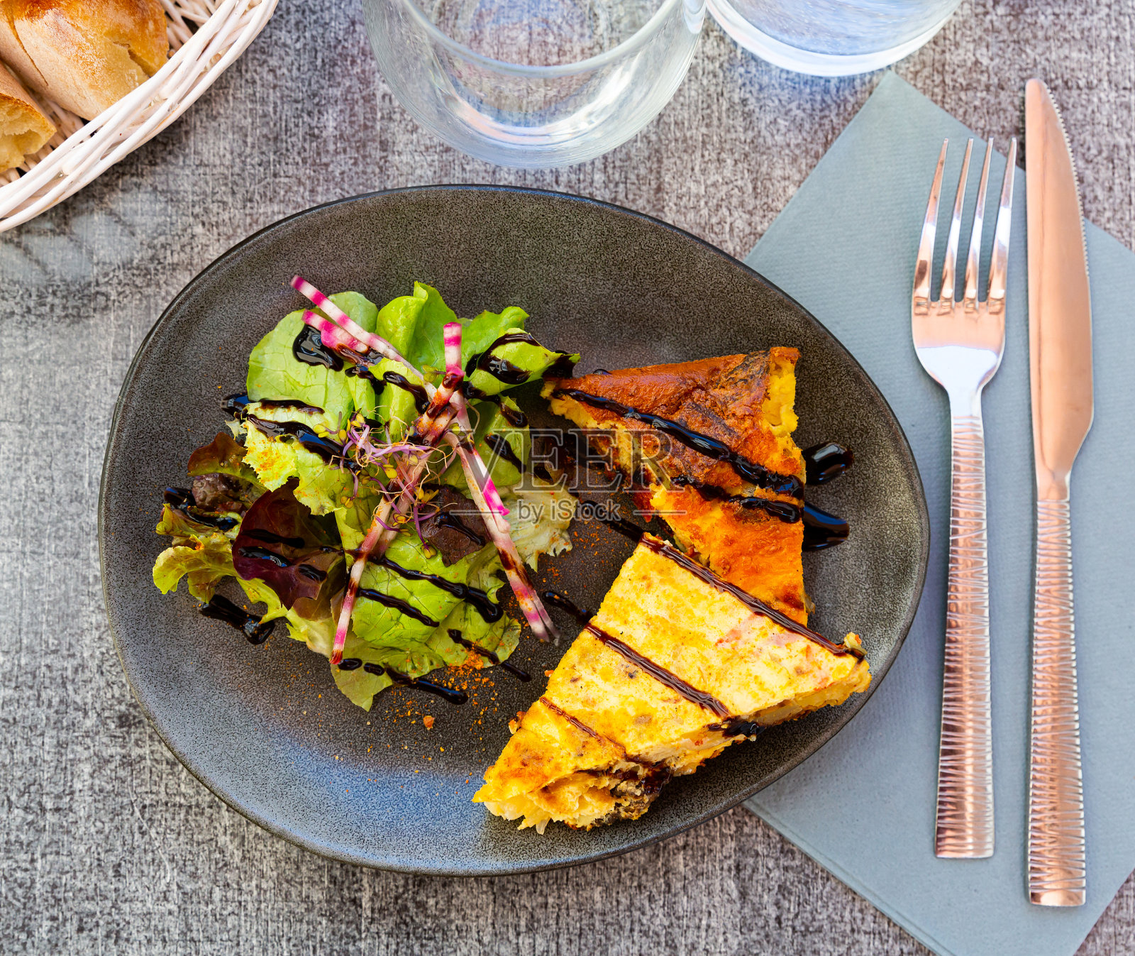 西班牙菜-马铃薯玉米饼辣香肠与蔬菜特写照片摄影图片