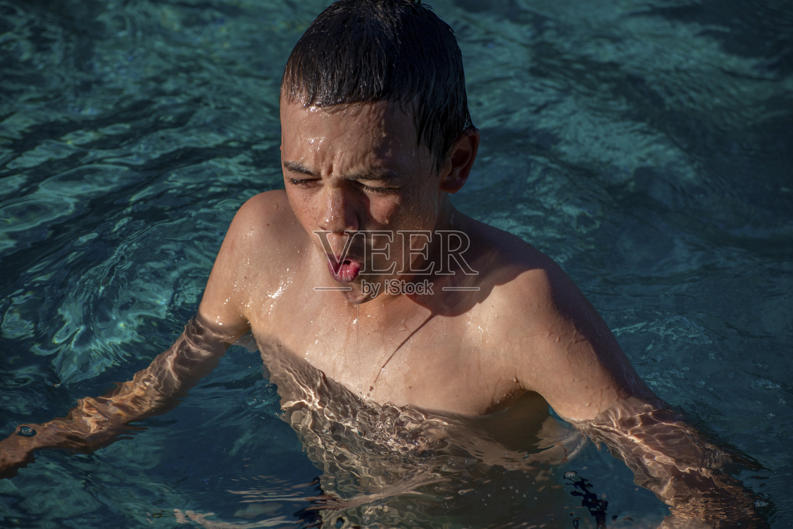 年轻人在后院玩水。照片摄影图片