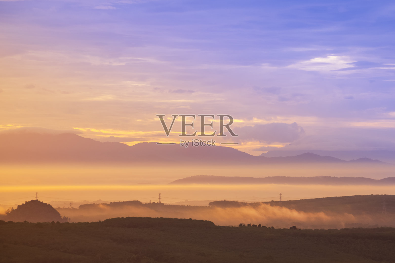 山上的风景雾蒙蒙的。沐浴在阳光下的美妙早晨照片摄影图片