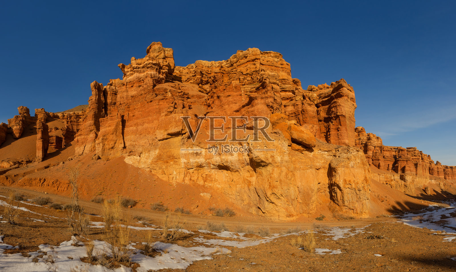 峡谷里的一座天然城堡照片摄影图片