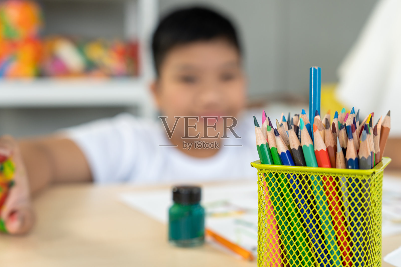 彩色铅笔在残疾儿童的教室里照片摄影图片