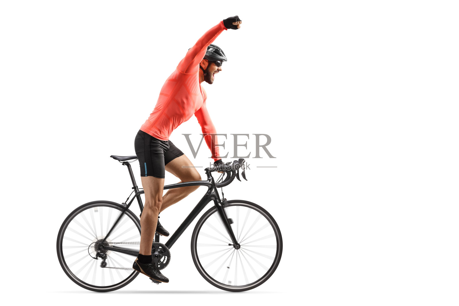 男自行车手骑着公路自行车，用手打手势表示胜利照片摄影图片