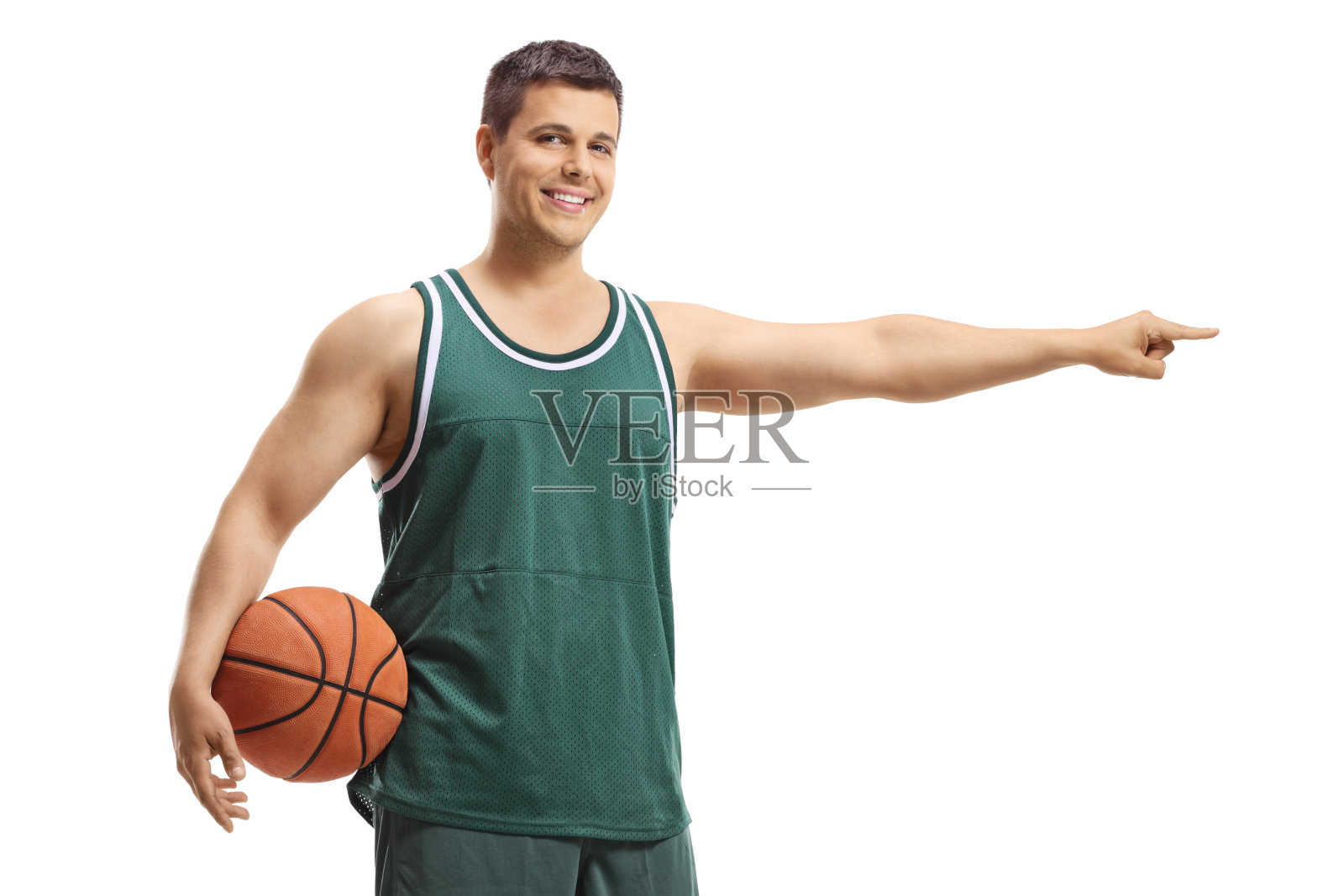 穿着球衣的篮球运动员拿着球并指向一边照片摄影图片