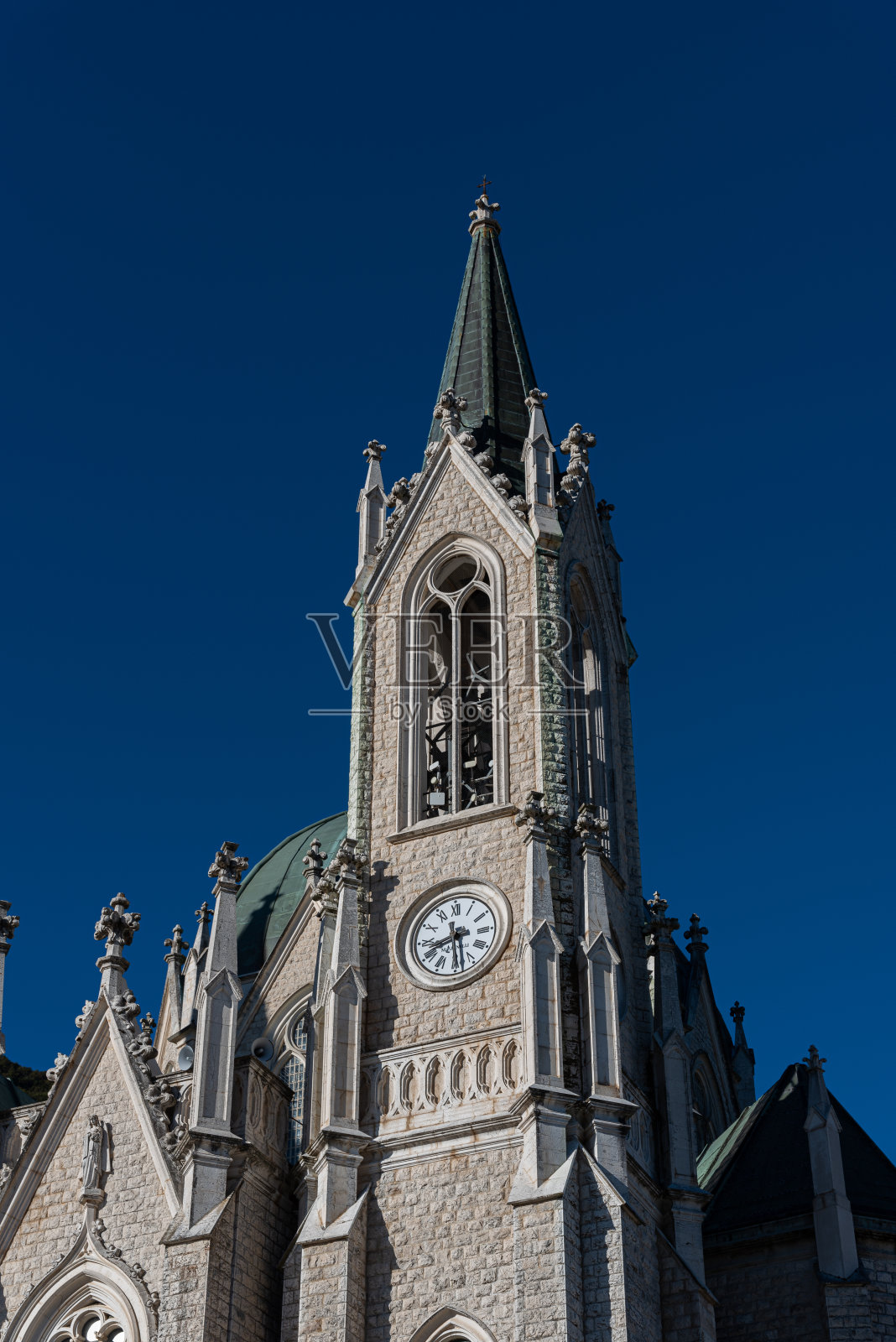 Castelpetroso Isernia,莫利塞。圣母阿多洛拉塔圣殿。圣所于1890年9月28日开始铺设第一块石头，于1975年竣工，是新哥特式建筑。照片摄影图片