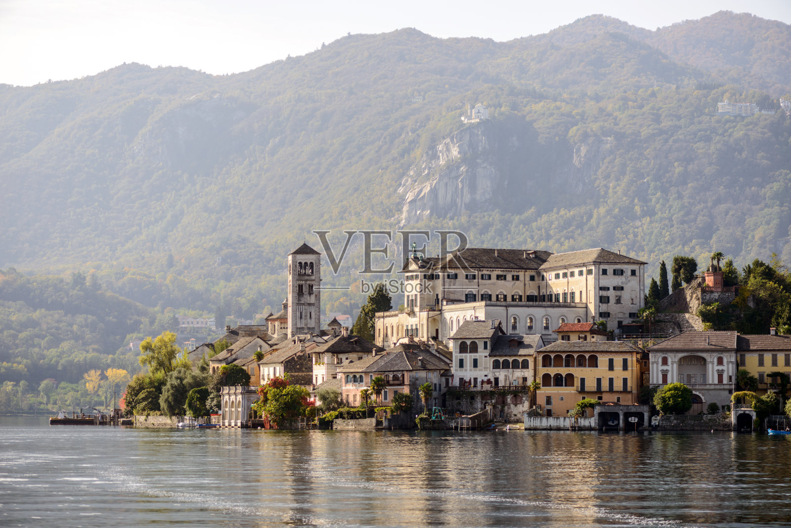意大利皮埃蒙特奥尔塔湖的圣朱利奥岛照片摄影图片
