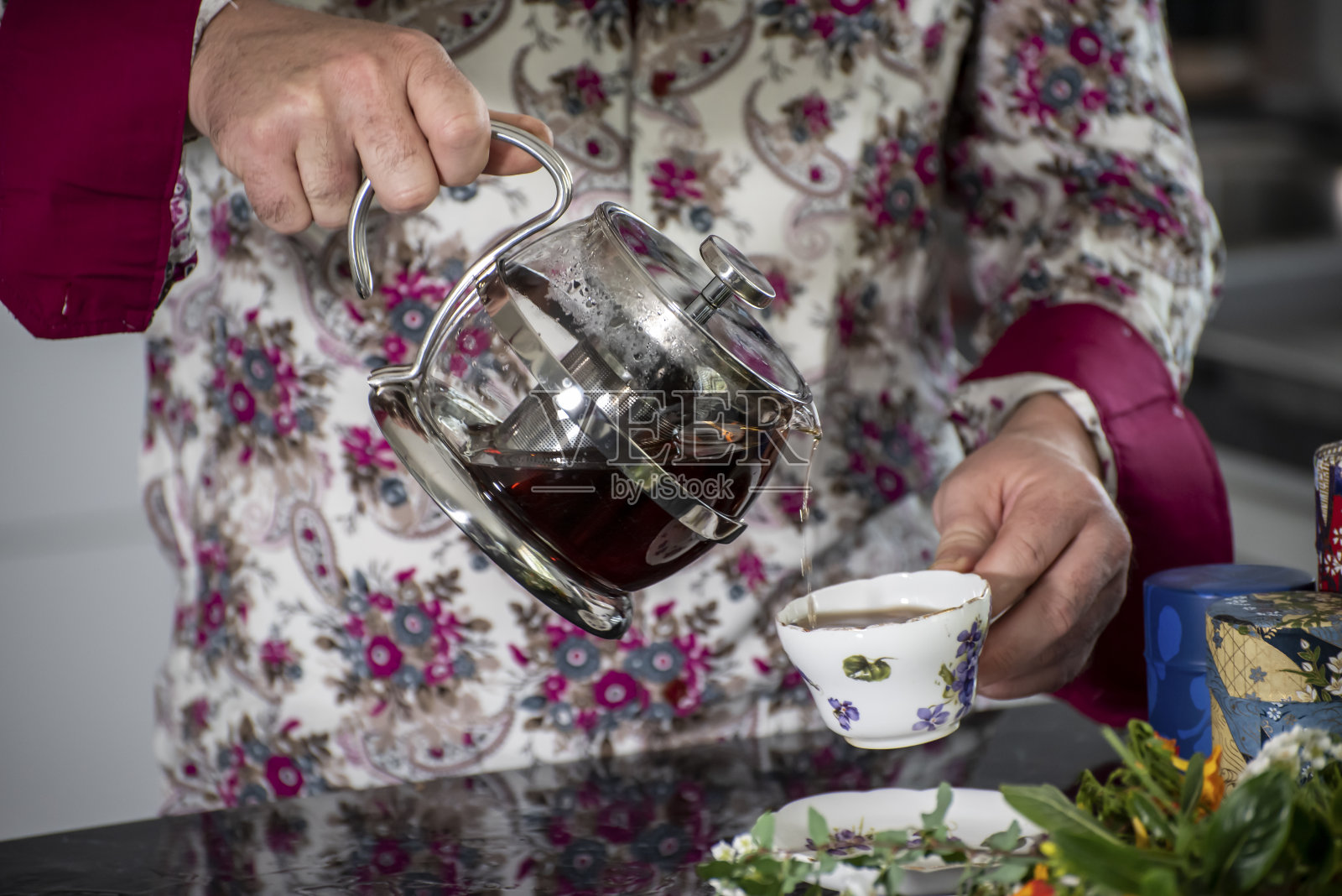 茶仪式。在冠状病毒时代，试图用泡茶仪式重现过去。照片摄影图片