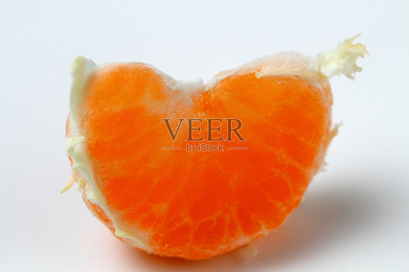 一片柑橘的特写，白色的背景，明亮的橙色。照片摄影图片