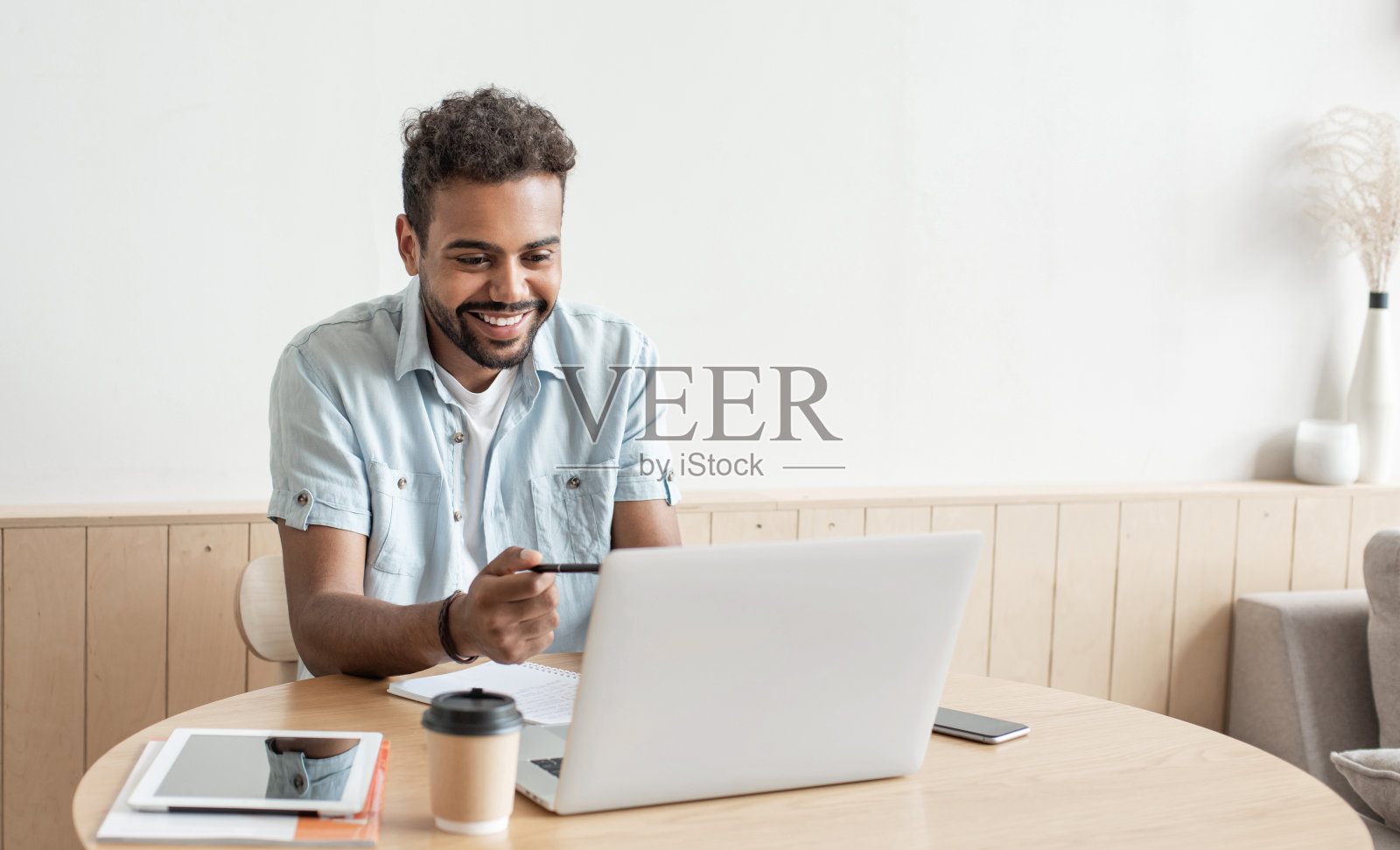 一个年轻人在网上见面照片摄影图片