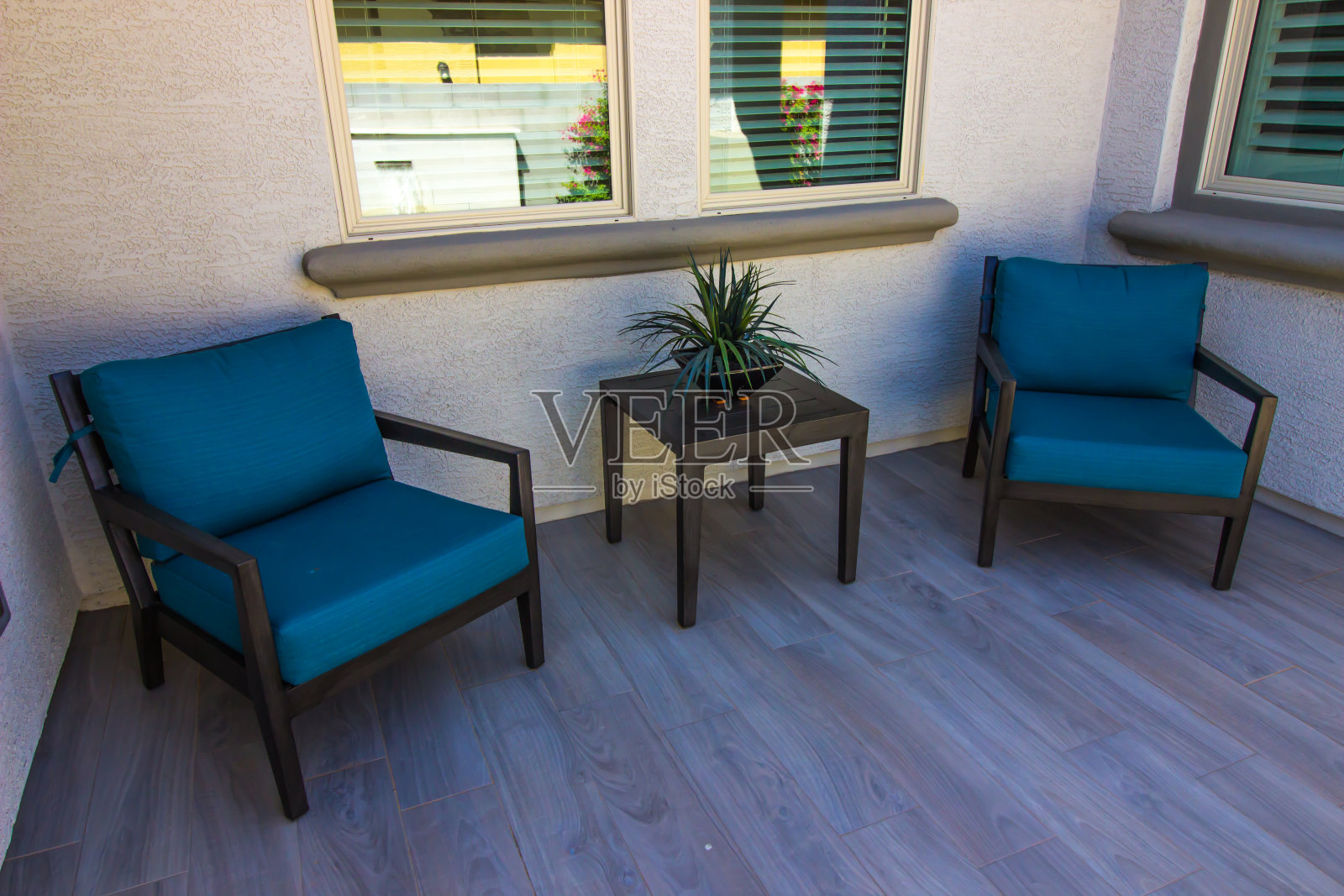 前门廊木制桌子和两把椅子照片摄影图片