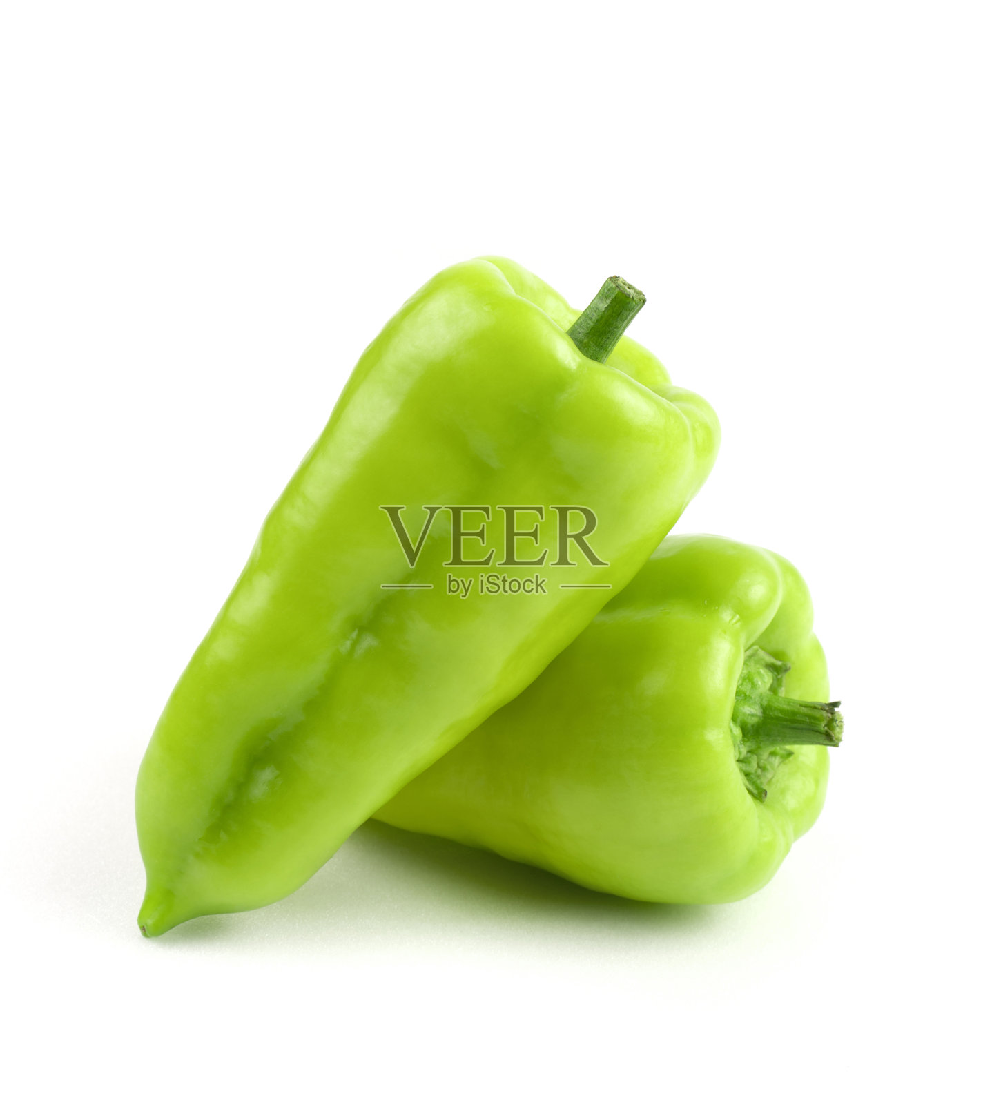 两个青椒在白色的背景上，有空间复制。照片摄影图片