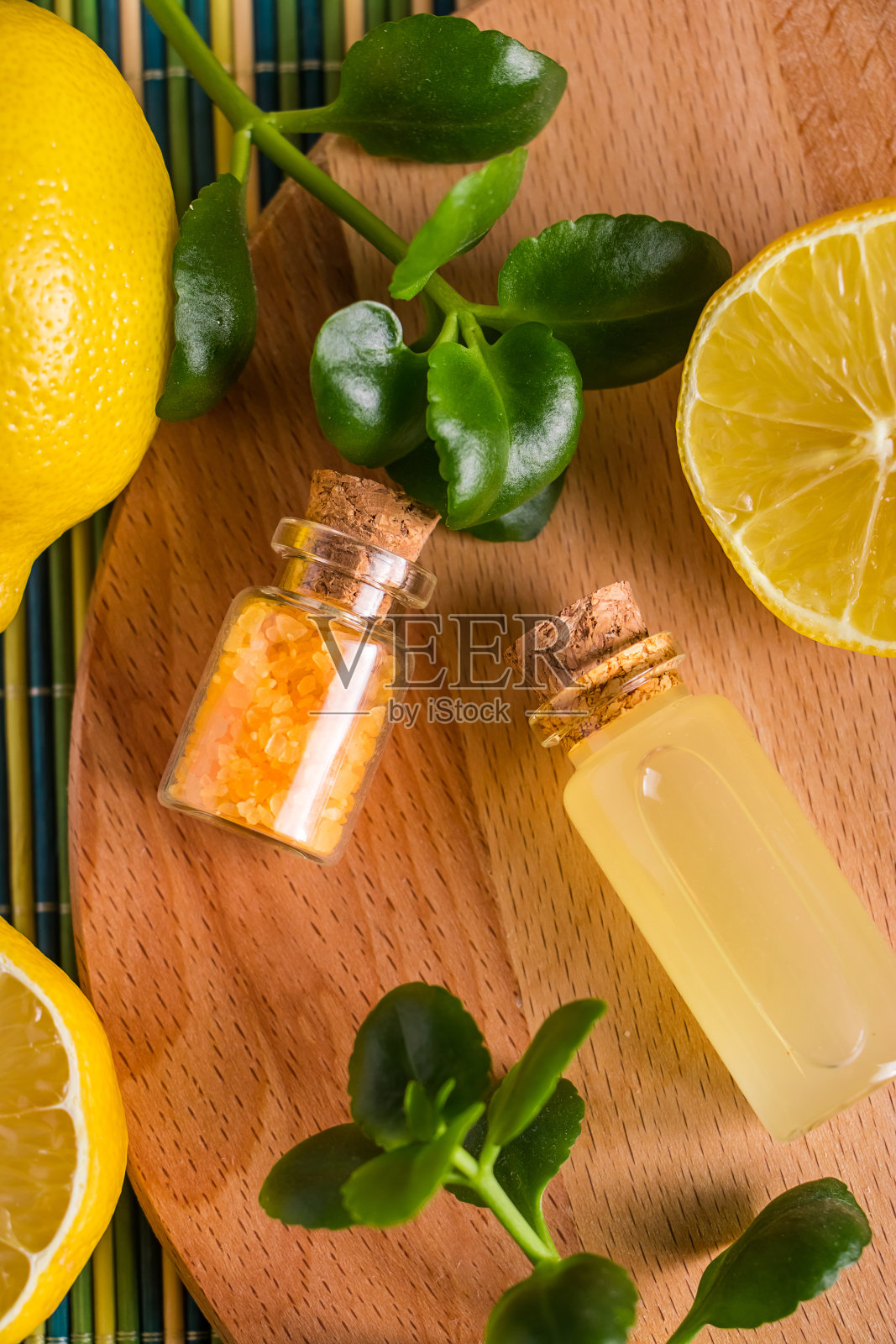 环保化妆品与柠檬油。产品水疗，放松和替代药物。照片摄影图片