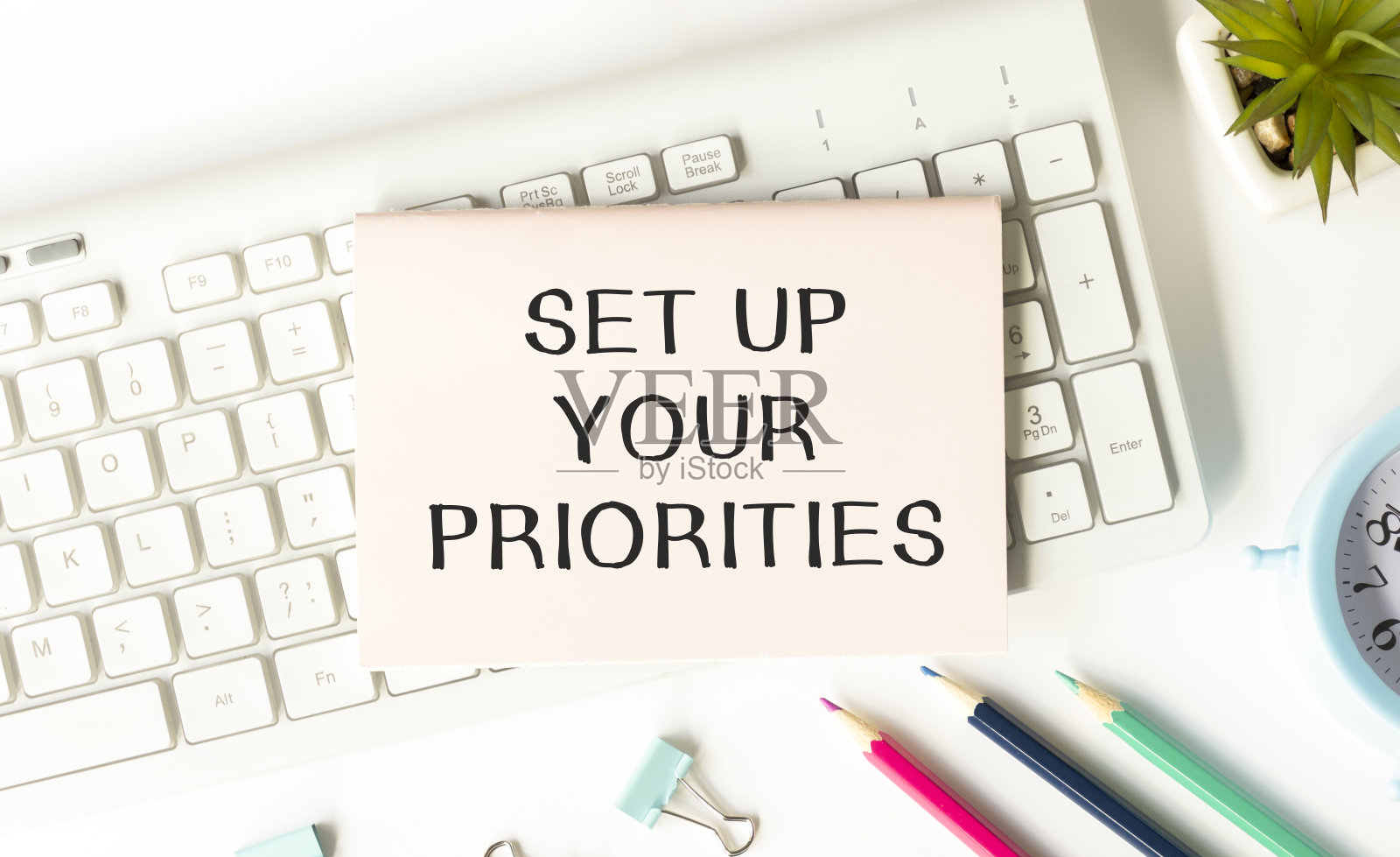 在电脑键盘的破纸上写下你的优先事项照片摄影图片