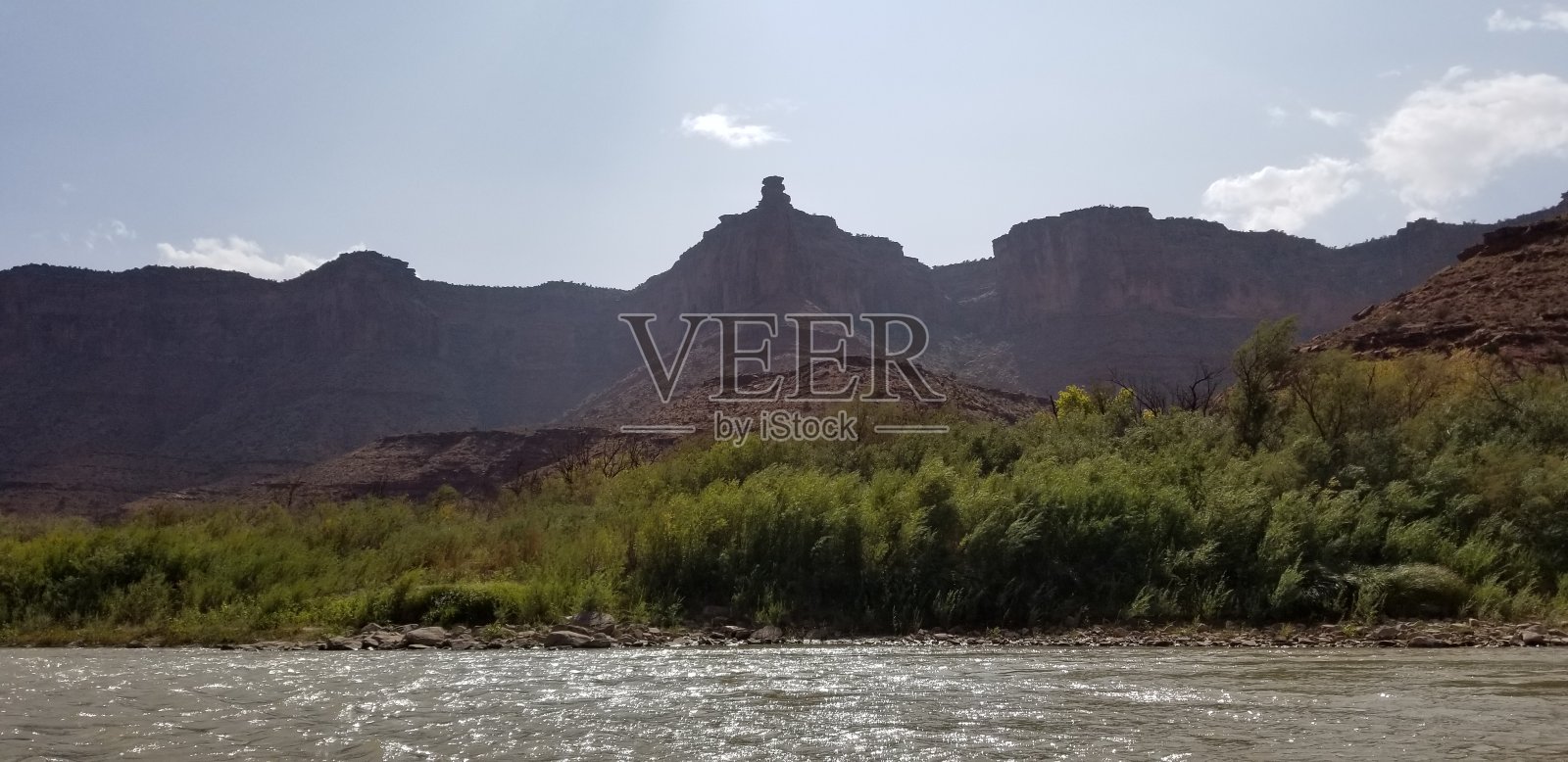 秋景沿着科罗拉多河从杜威桥到洋葱溪，犹他州东南部，初秋照片摄影图片