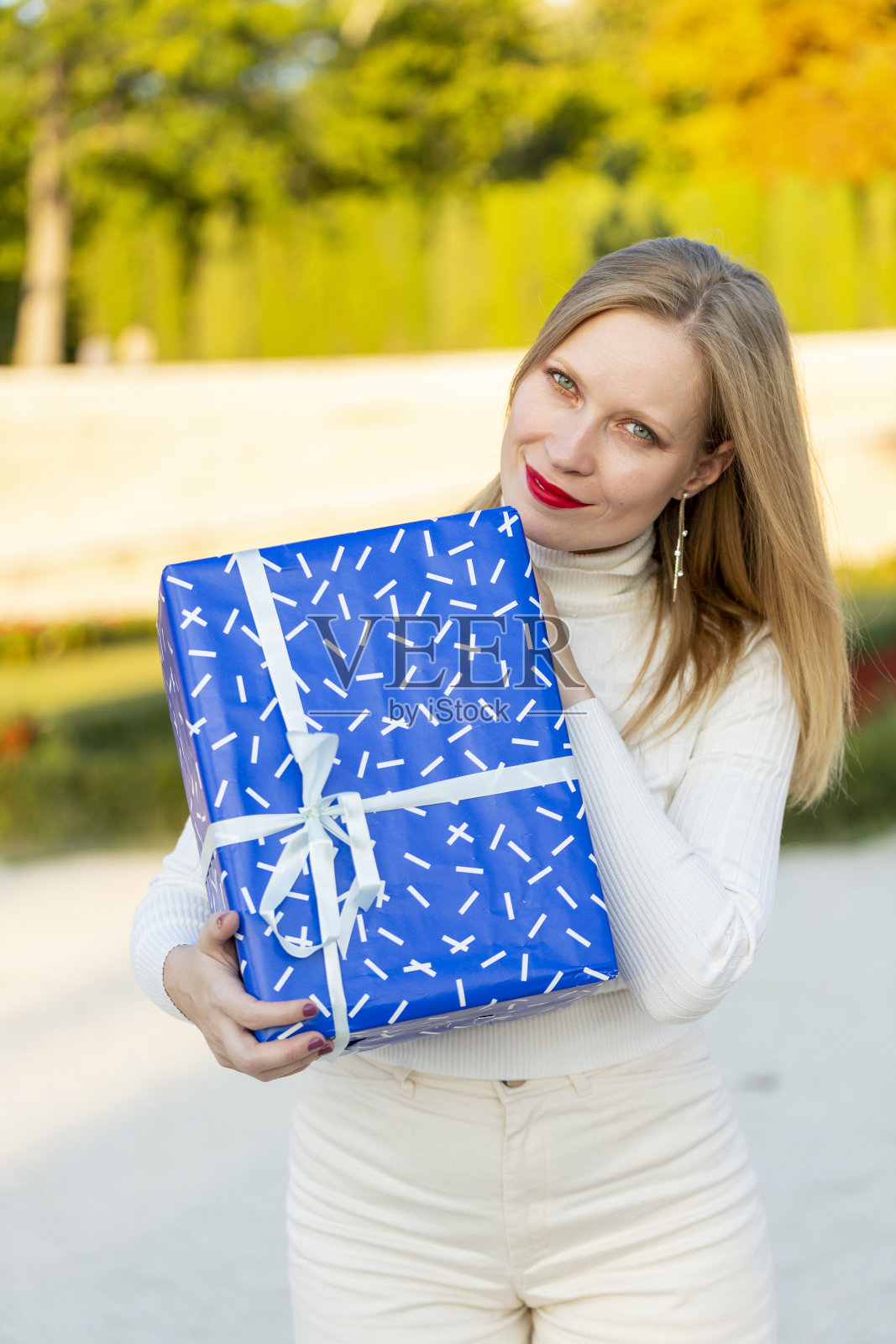 模特在圣诞摄影会议摆姿势照片摄影图片