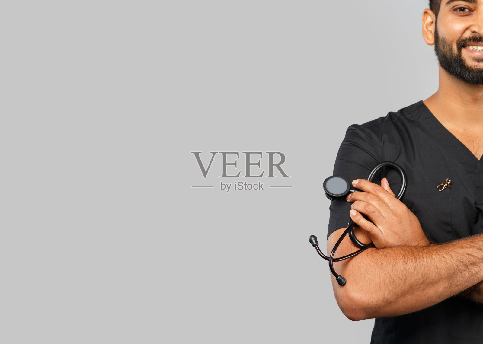 有趣的年轻印度医生或外科医生与听诊器在灰色背景照片摄影图片