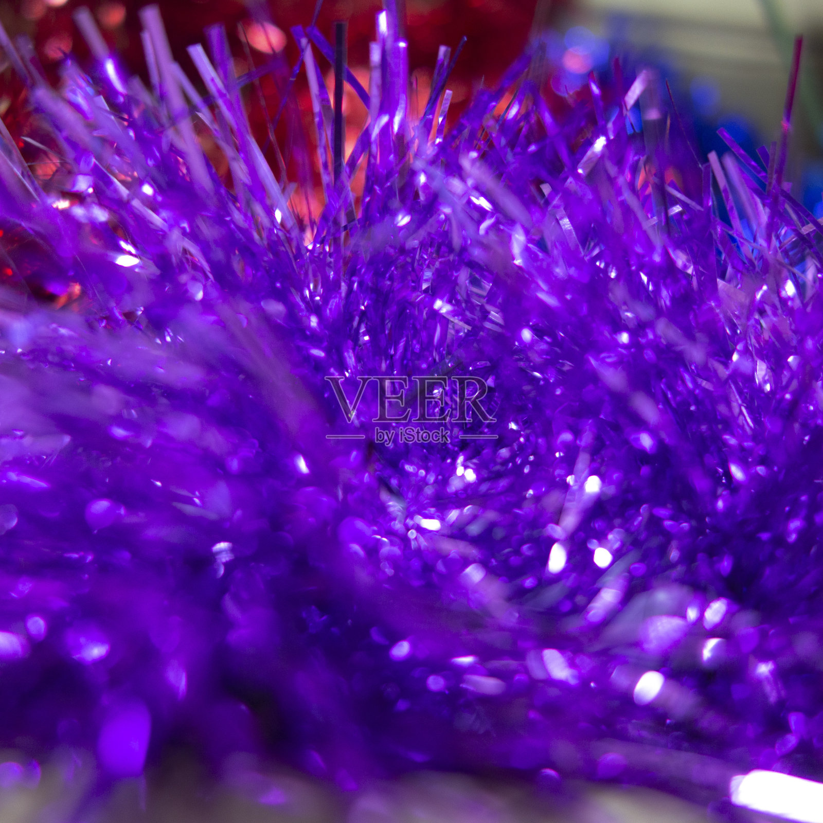 模糊的蓝色圣诞背景制成的圣诞树装饰照片摄影图片