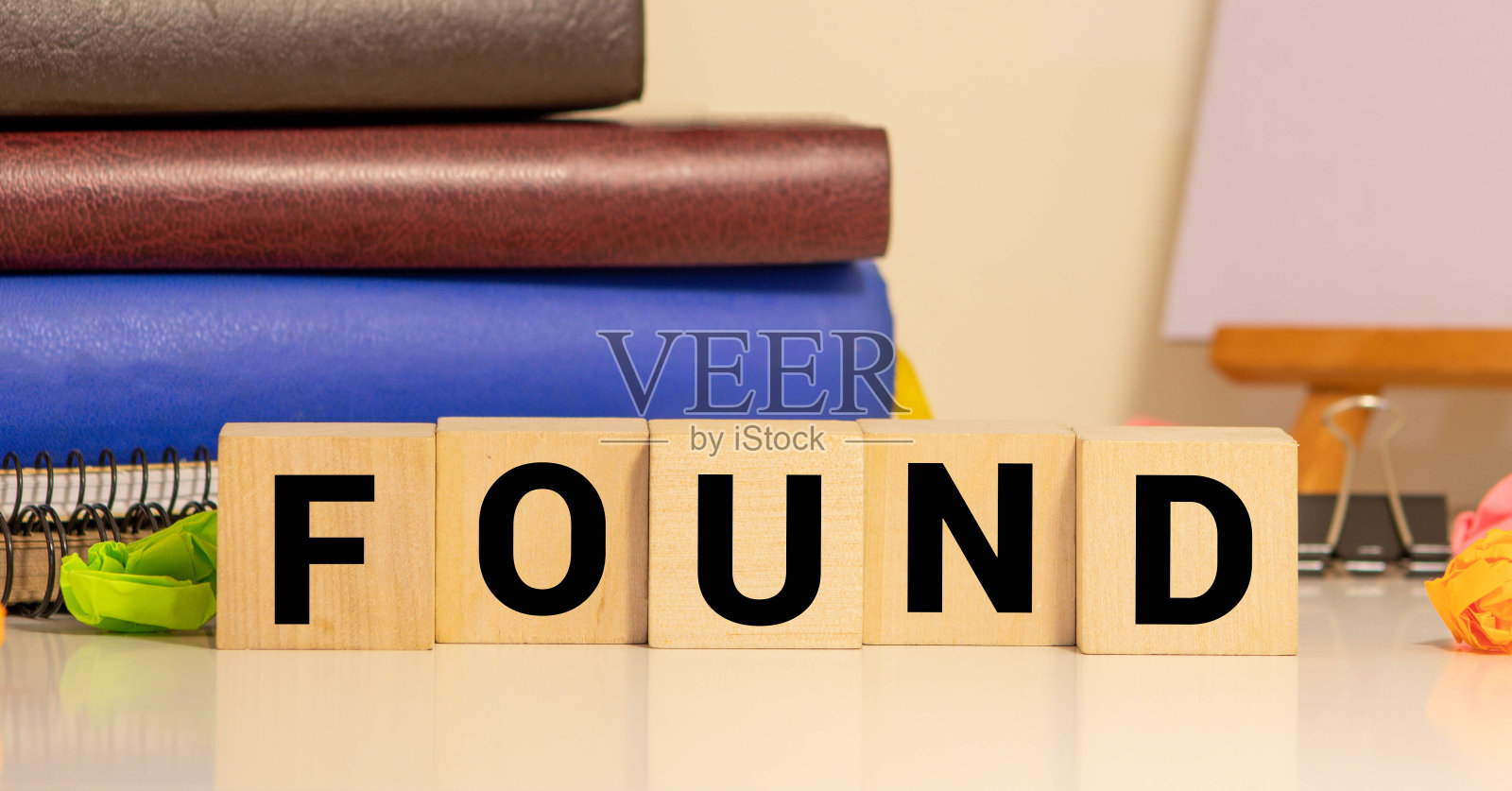 白色方块玩具上发现了文字照片摄影图片