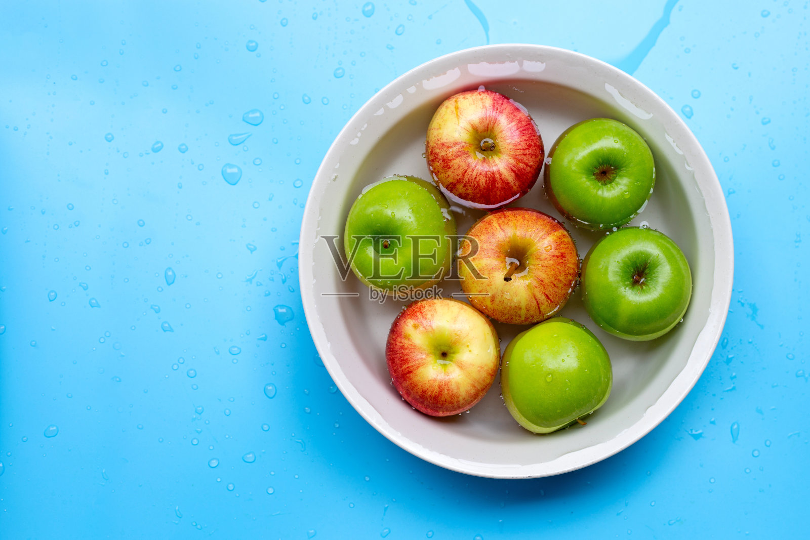 在水里洗新鲜的苹果照片摄影图片