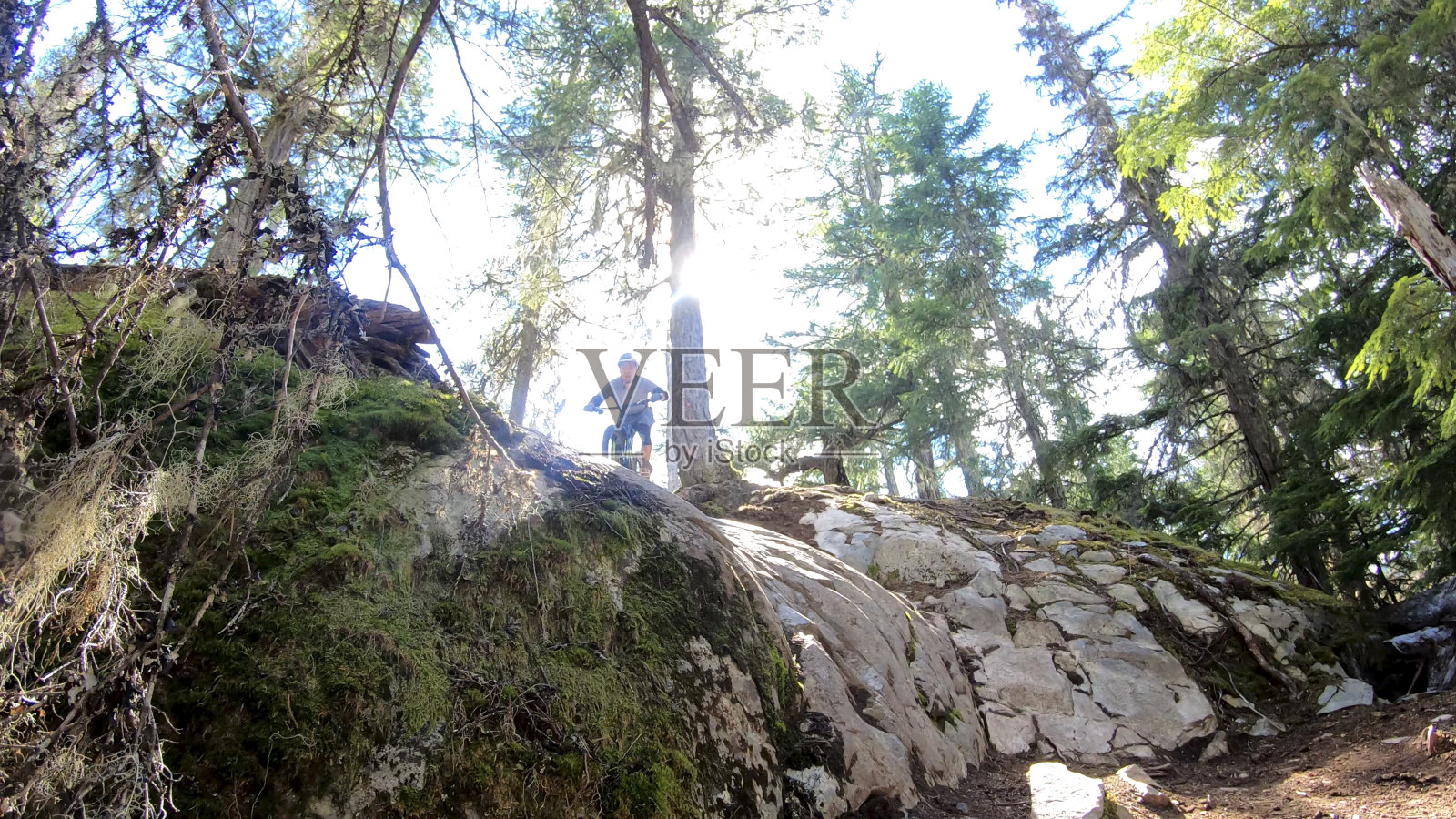 山地车骑下岩石板照片摄影图片