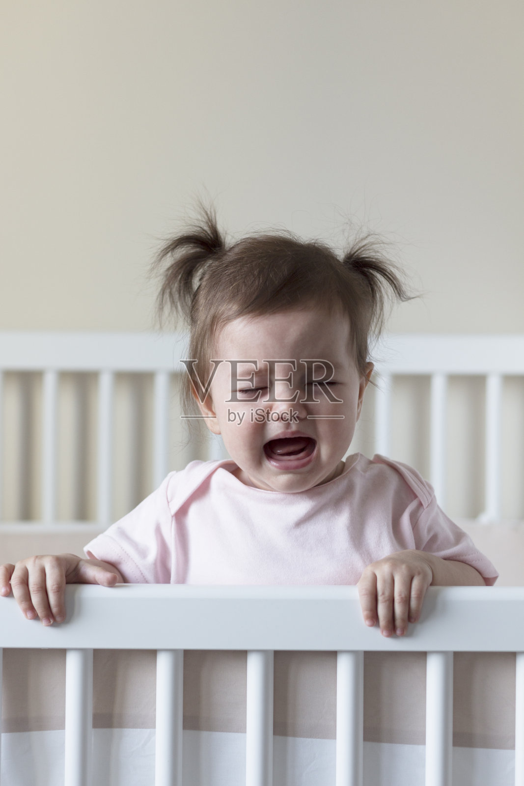 哭泣的宝宝照片摄影图片