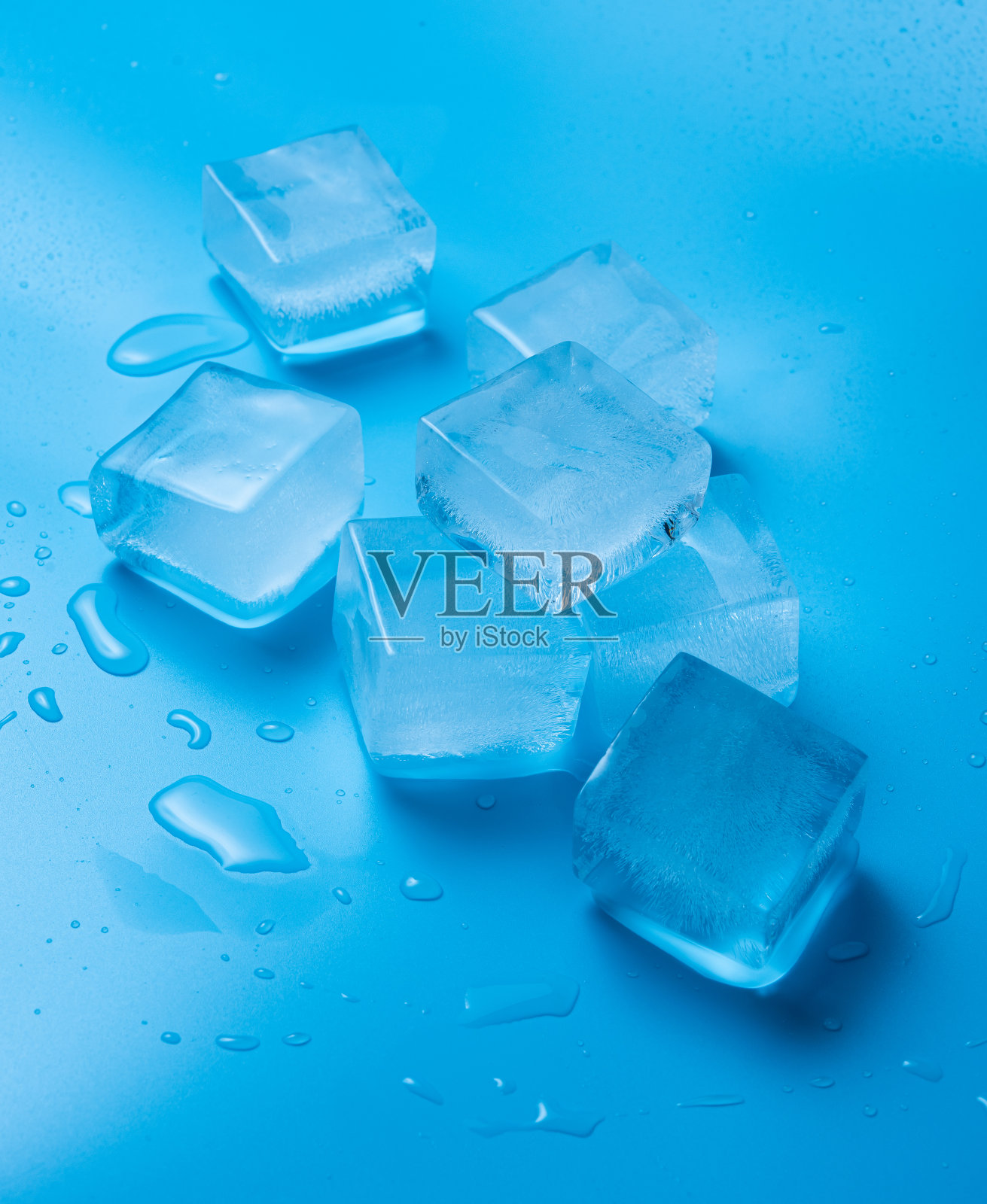 蓝色背景上有水滴的冰块照片摄影图片
