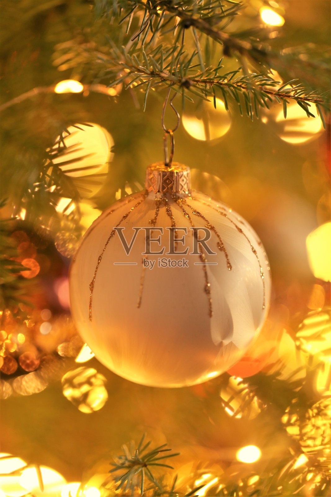 圣诞节和新年的背景。圣诞树上的金色装饰球和闪闪发光的花环。冬季节日背景在温暖的颜色。带花环的寒假壁纸。照片摄影图片