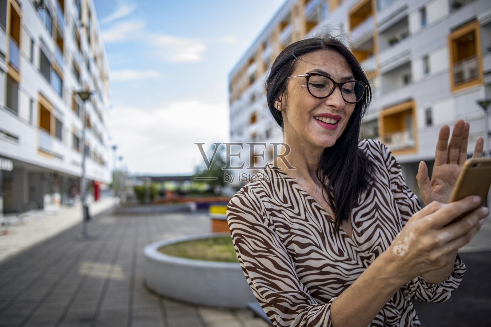 美丽的老年妇女与白癜风照片摄影图片