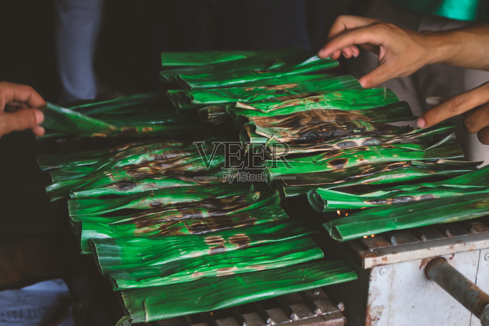 印尼当地传统食物的烹饪或烧烤。用雅加达贝塔维的烤鱼蛋糕包做的。照片摄影图片