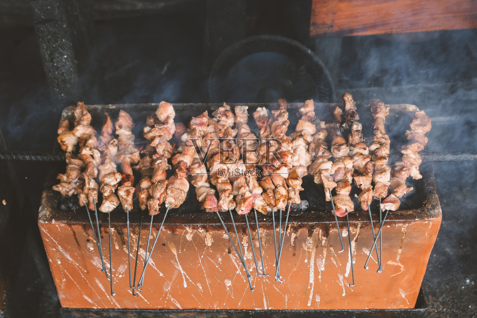 在木炭烤架上烧烤。沙茶是一种独特的山羊沙茶或羊肉沙茶，起源于印度尼西亚日惹。照片摄影图片
