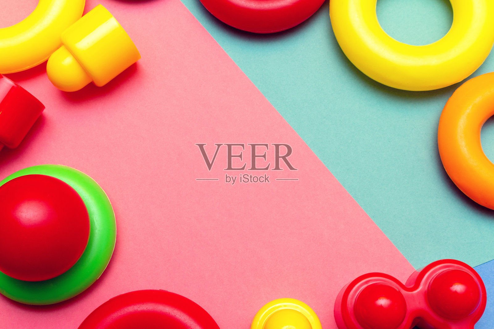 彩色儿童儿童教育玩具图案背景与复制空间。照片摄影图片