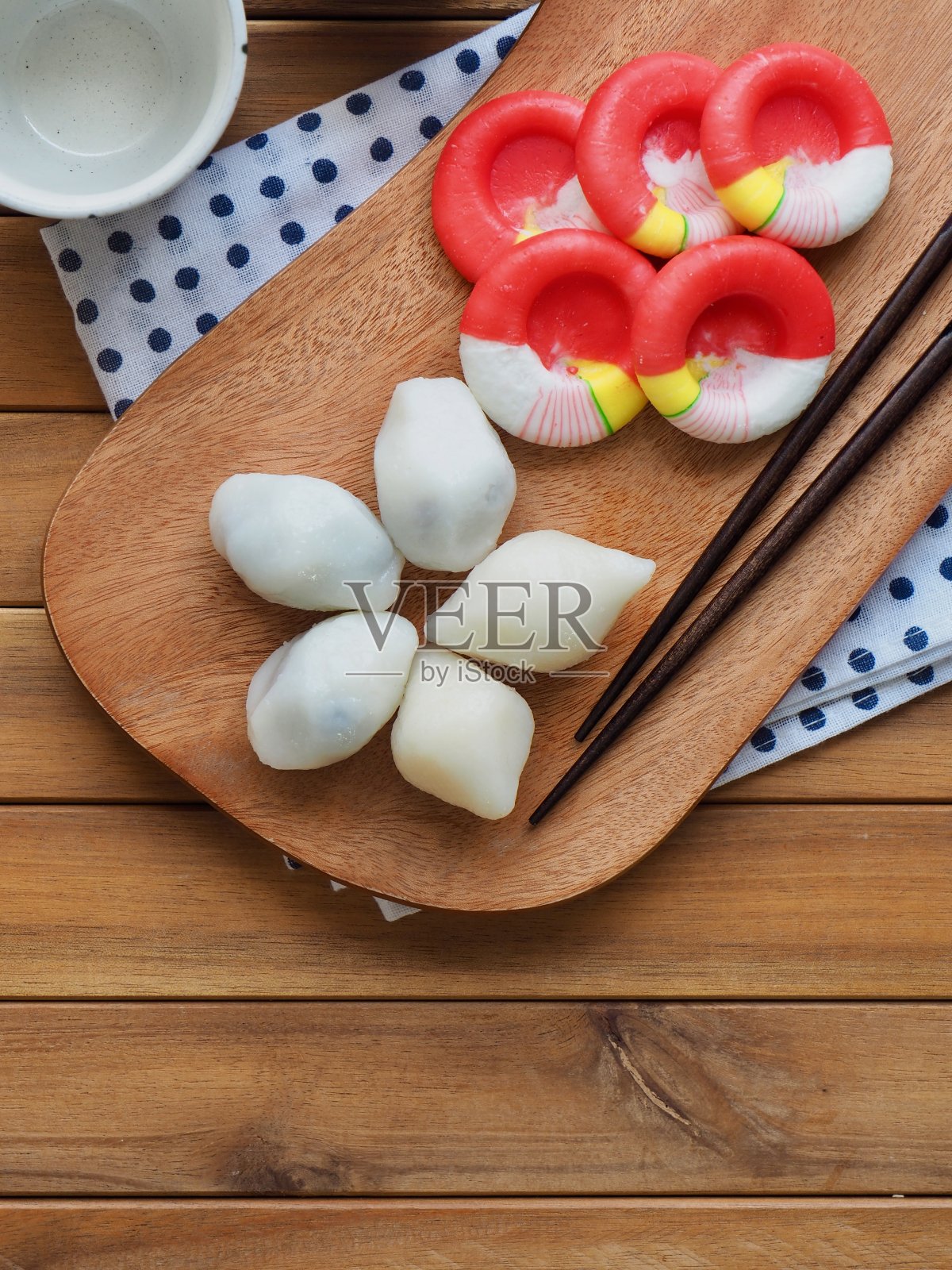 韩国美食松糕、半月形年糕、秋夕菜照片摄影图片