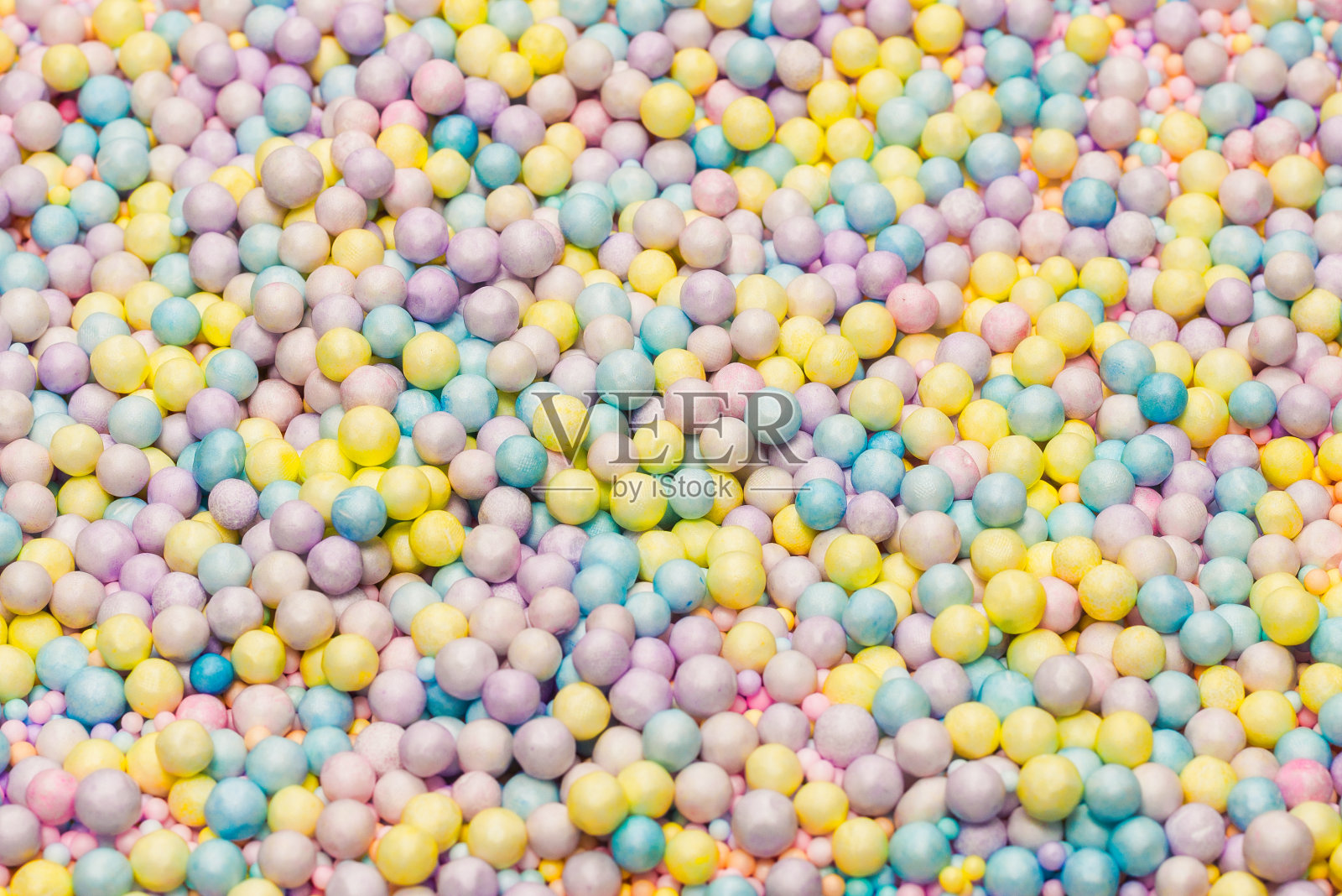 紫色，黄色，蓝色的塑料球。照片摄影图片